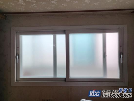 투명 필름이 적용된 창호와 꽃무늬 벽지가 보이는 실내