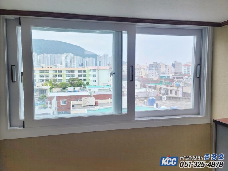 도시 풍경이 보이는 실내 창호 프레임 근접 촬영
