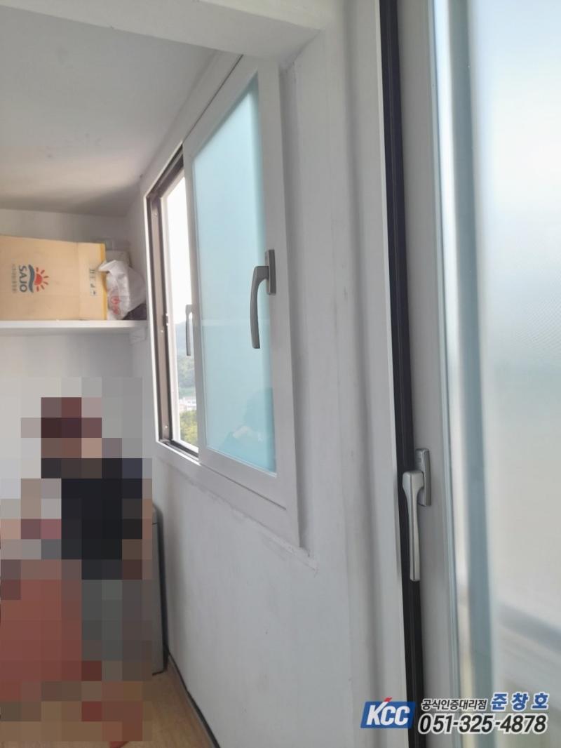 화이트 프레임과 유리 패널, 손잡이가 돋보이는 창호 디테일