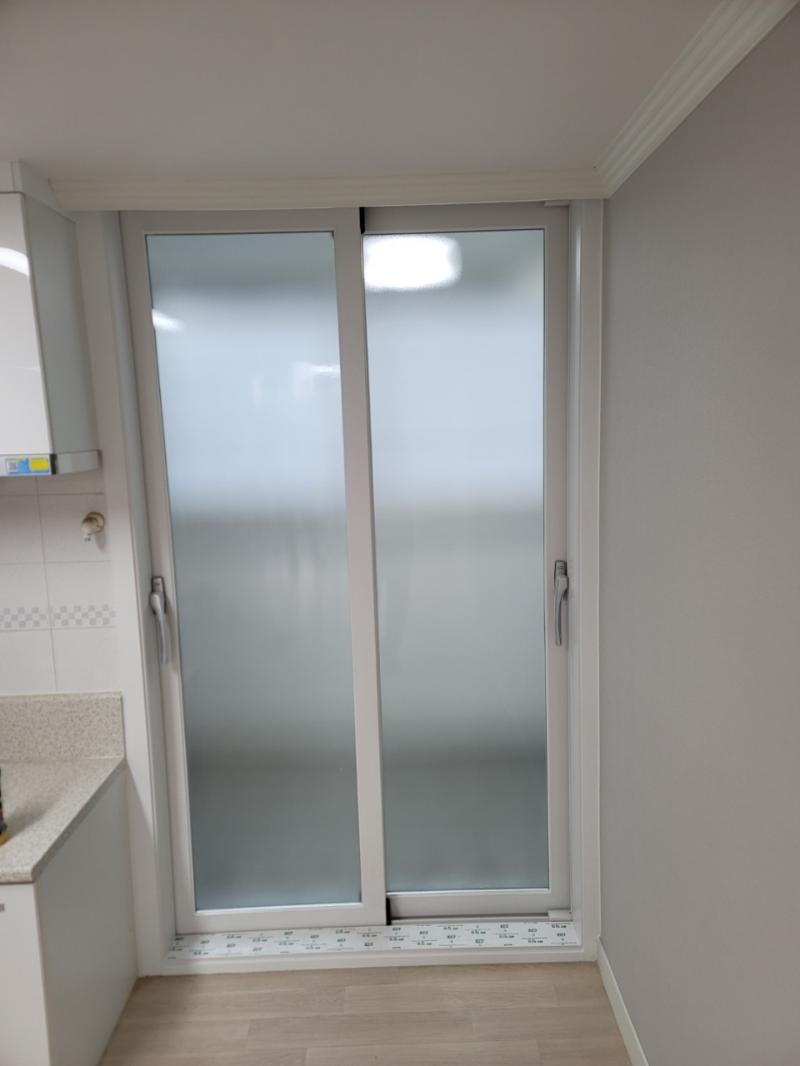 레일 구조가 보이는 슬라이딩 도어와 유리 패널