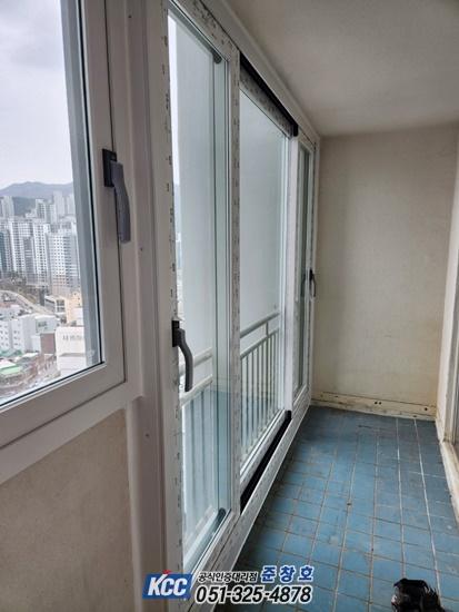 파란색 타일 바닥과 흰색 벽면이 보이는 발코니 공간