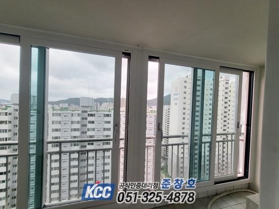 흰색 프레임과 투명 유리가 적용된 창호 근접샷