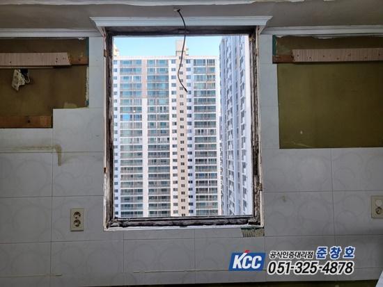창호가 열린 상태의 프레임과 주변 타일 및 전선 노출 모습