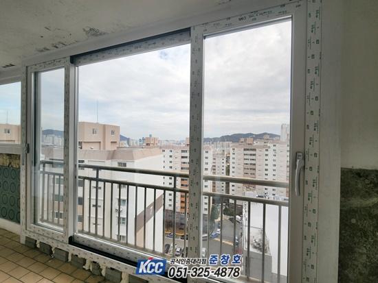 흰색 프레임 창호가 설치된 발코니 전경