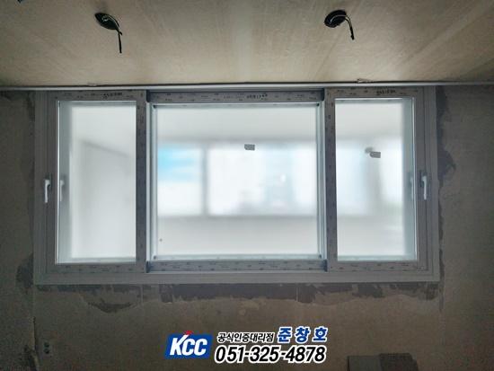 창호가 설치된 벽면과 천장 접합부