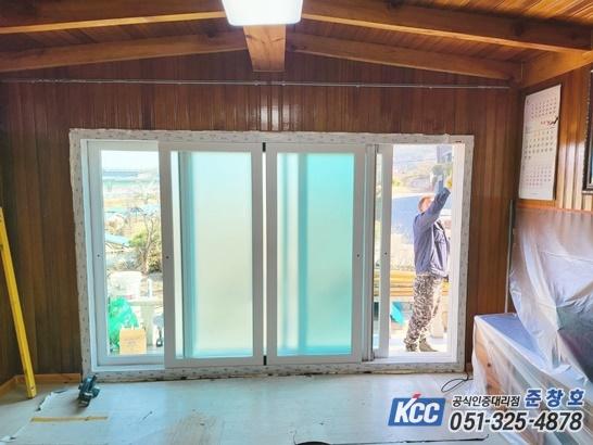 도어 손잡이 부근에서 수공구를 사용하는 시공 과정