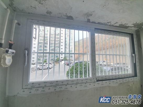 금속 격자가 설치된 창호와 노출된 배관이 보이는 근접샷