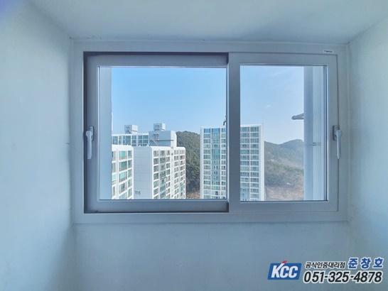 창호 프레임 안착 시공 과정
