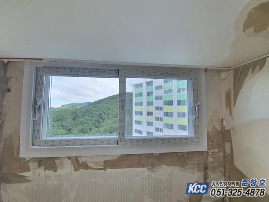 벽면 마감 작업 중인 창호 설치 공간