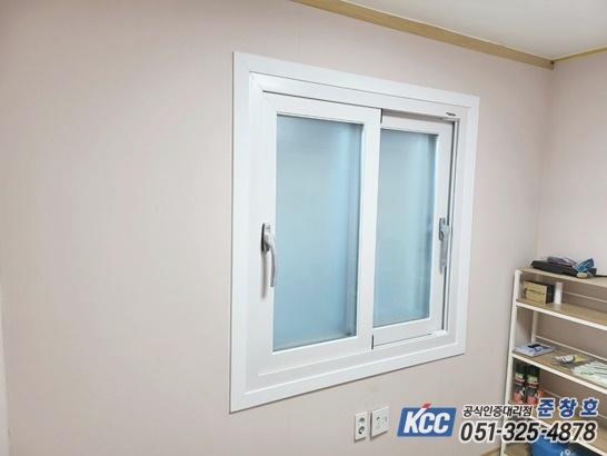흰색 프레임의 슬라이딩 창호가 설치된 실내 모습
