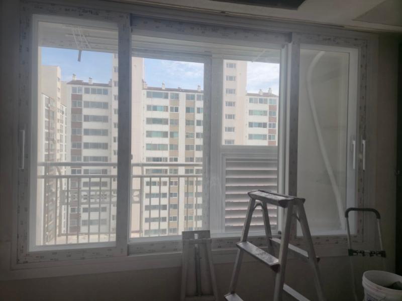 레일 구조가 보이는 창호와 옆에 놓인 사다리