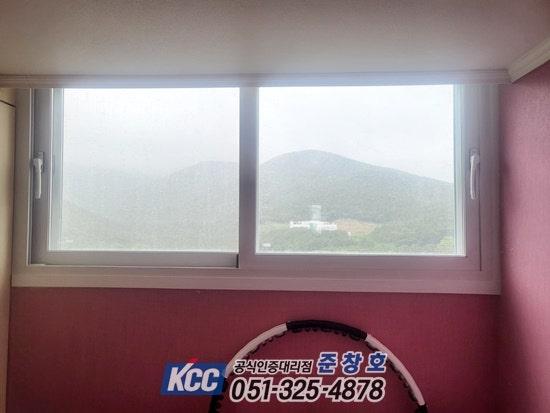 흰색 프레임과 KCC 공식인증대리점 라벨이 보이는 벽면