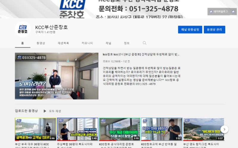 테이블과 식물이 배치된 실내 공간