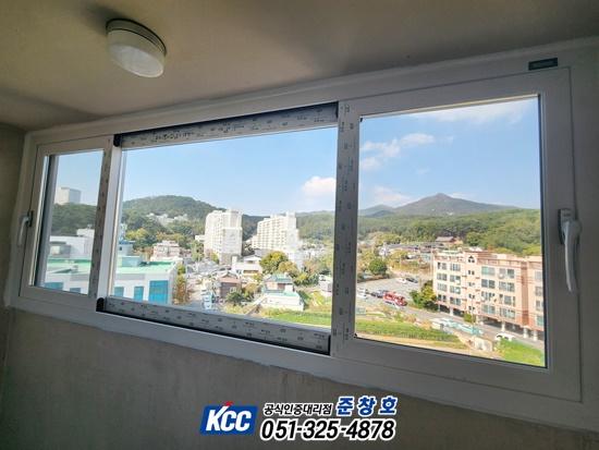 실내에서 바라본 창호와 외부 전경