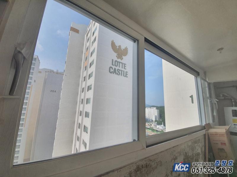 실내에서 바라본 창호 프레임과 유리 근접 컷