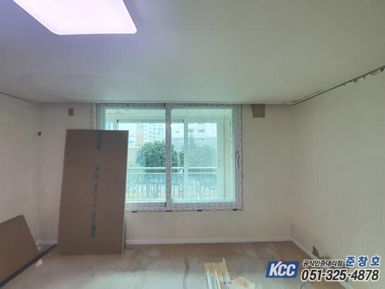 흰색 마루 바닥 위에 슬라이딩 유리창을 설치 중인 실내