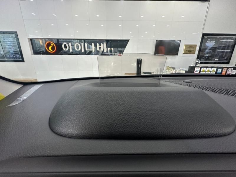 블랙 가죽 표면과 아이나비 로고가 보이는 내부