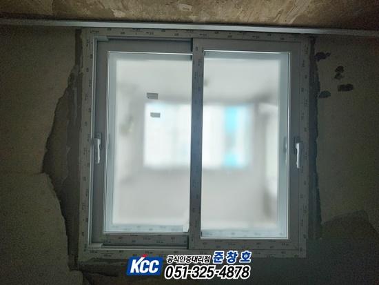 회색 프레임의 슬라이딩 창호 근접샷