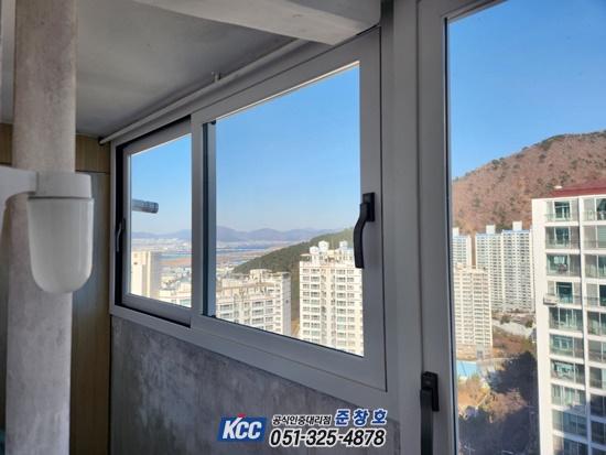 새롭게 장착된 창호 핸들과 외부 풍경