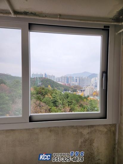 창호 프레임과 외부 풍경이 보이는 근접 촬영 사진