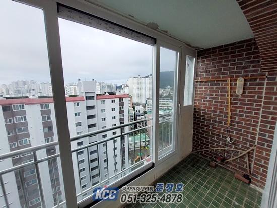 녹색 타일 바닥과 금속 난간이 보이는 발코니 전경