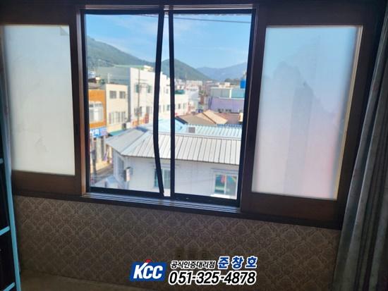 외부 경관이 보이는 창호 프레임 근접 촬영