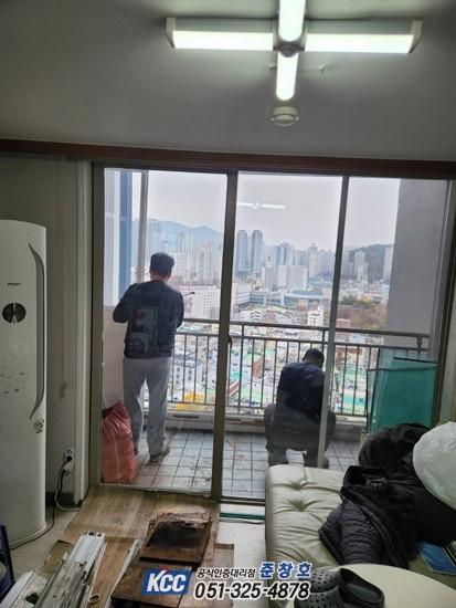 창호 설치 과정에서 사용되는 소형 도구의 모습