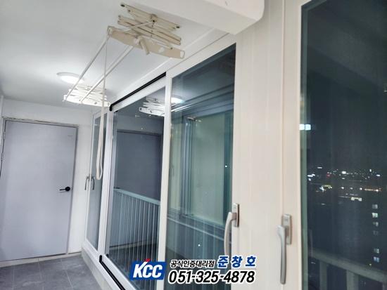 현관 주변의 세부 작업 장면