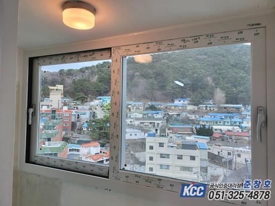 24T 로이유리와 자동핸들로 바꾼 외부 발코니 창호 | 부산 신평 삼창 강변타운 사진