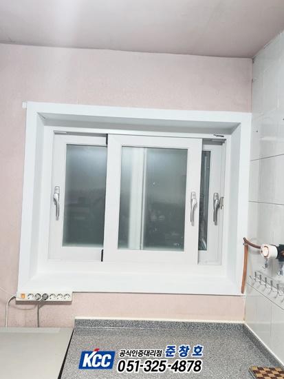 화이트 톤으로 마감된 주방 창호 모습