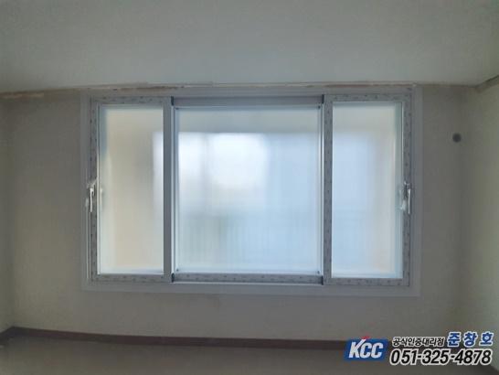 실내 벽면에 설치된 세 개의 창호 프레임