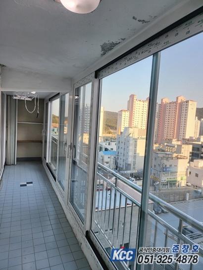 천장 벽지 손상 부위가 보이는 발코니 시공 현장