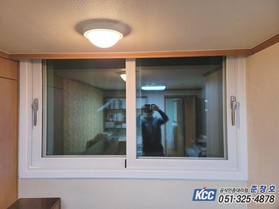실내 조명이 반사되는 창호 프레임과 손잡이