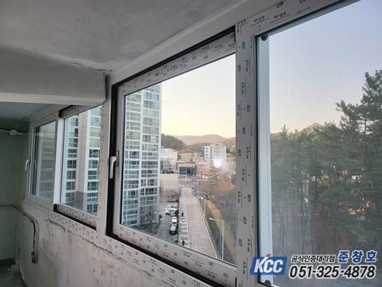 외부 풍경이 보이는 설치 완료 단계의 창호 프레임