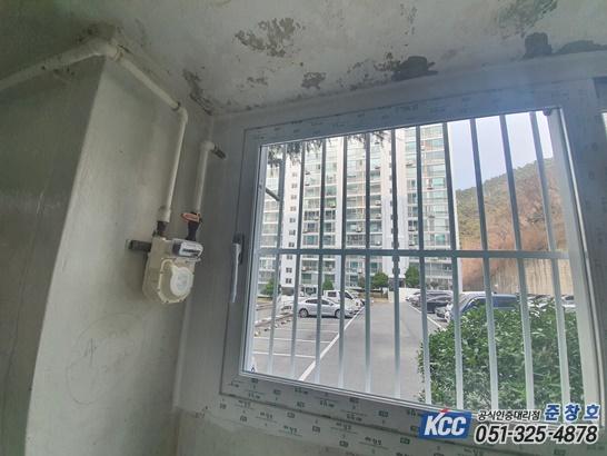 전기 장치 옆으로 금속 격자 창호를 고정하는 작업 모습