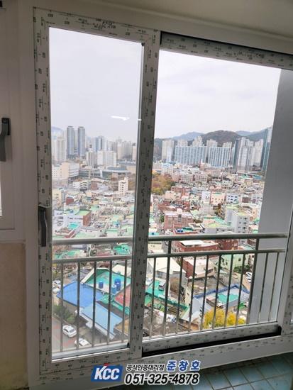 열린 창호 사이로 도시 전경이 보이는 근접 샷