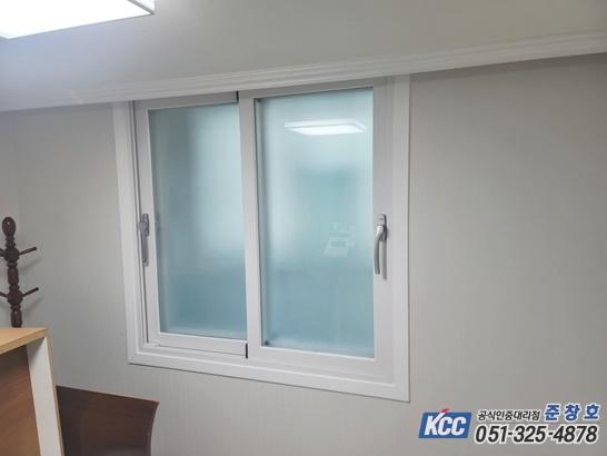 흰색 프레임의 슬라이딩 창호와 몰딩 마감