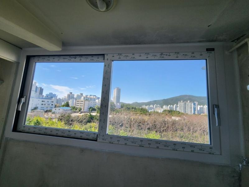 도시 풍경이 보이는 실내 창호 프레임
