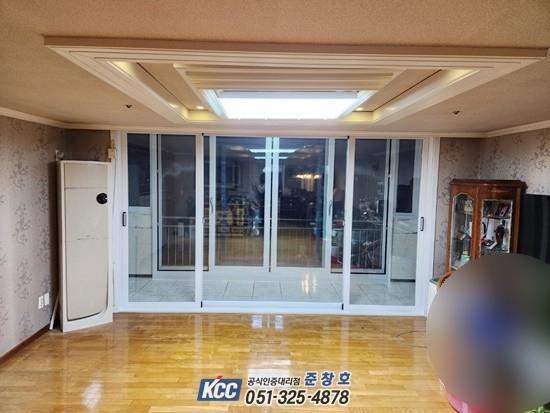 화이트 프레임으로 교체된 거실의 모습