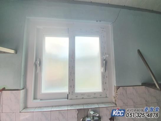 분홍색 타일 벽면과 수도꼭지가 보이는 창호 근접샷