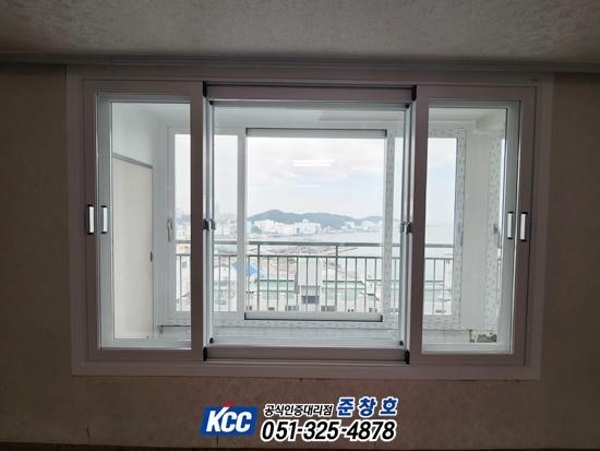 실내 벽면과 외부 풍경이 교차하는 창호 근접샷