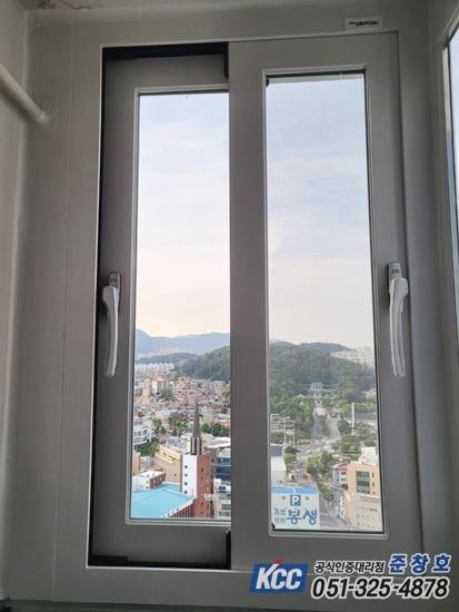 도시 풍경이 보이는 실내 창호 설치 과정