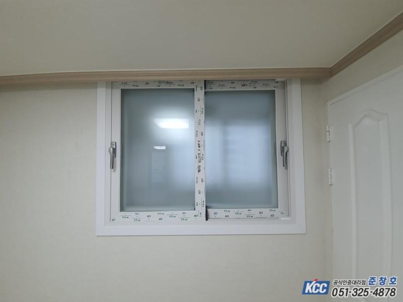 흰색 프레임과 자동핸들이 적용된 투명 유리 창호