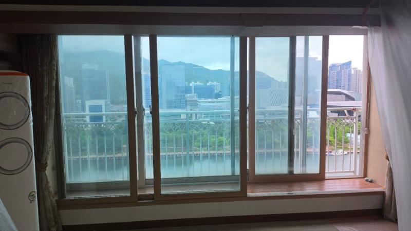 도시 건물과 산이 보이는 창호 교체 과정