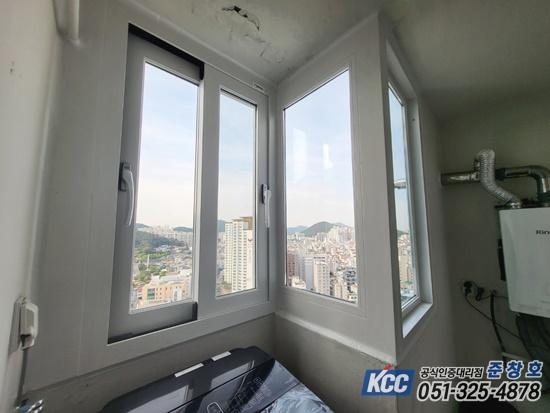 흰색 벽면과 창호가 맞닿은 시공 모습