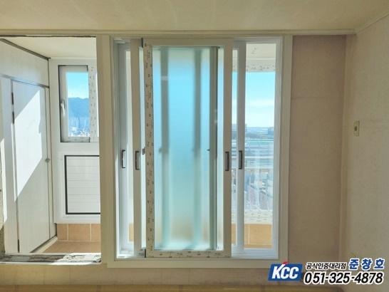 문짝과 유리 패널이 열려 있는 창호 근접 샷