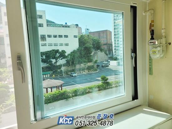 외부 도로가 보이는 창가 공간의 설치 완료 모습