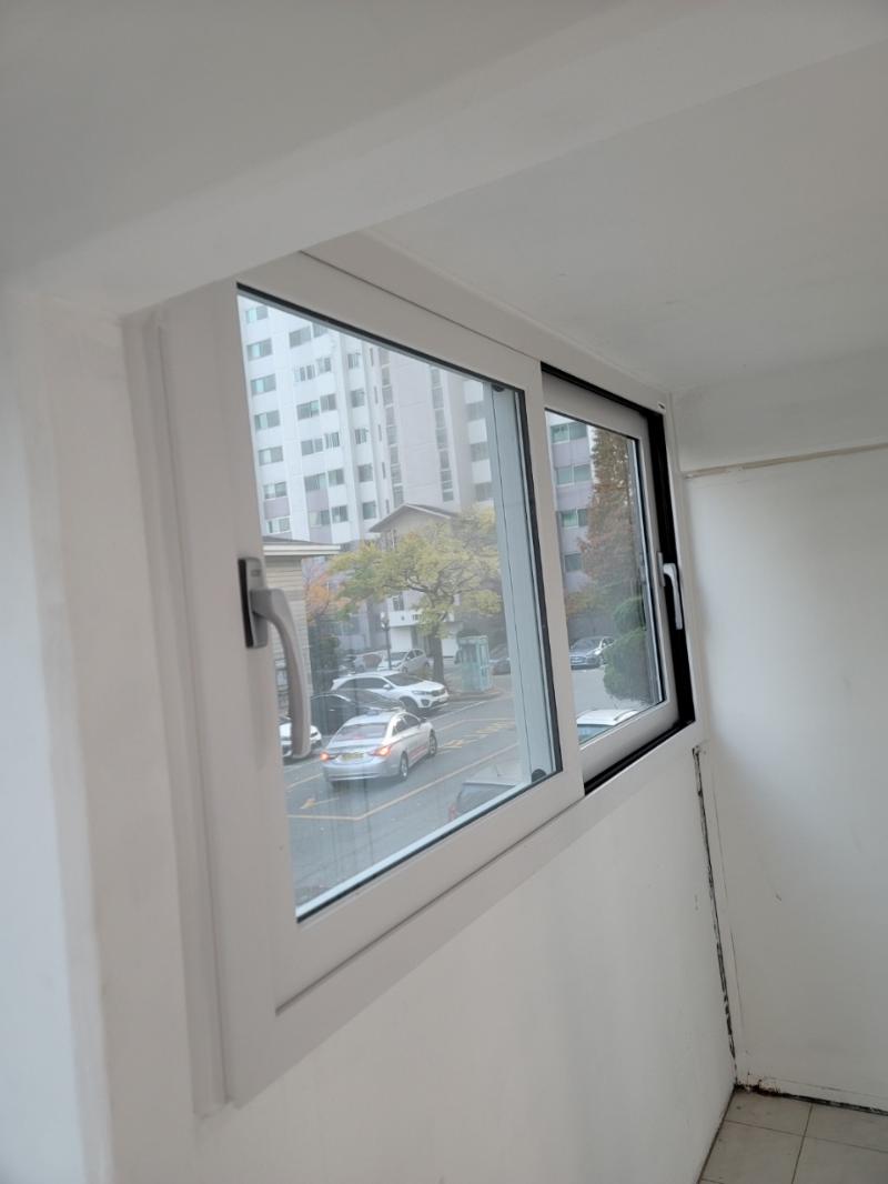 흰색 벽면과 천장에 맞닿은 창호의 모습