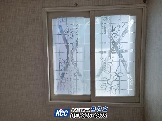 꽃과 나비 무늬가 새겨진 노후 유리 근접 샷