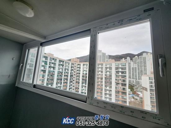 외부 건물이 보이는 실내 창호의 마감 상태